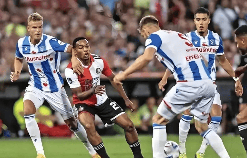 包含今晨体能课后，费耶诺德防线松动备战法甲，管理层满意，年轻球员得到机会的词条